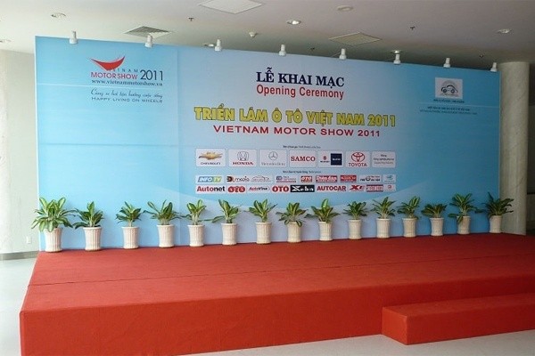 Mẫu in backdrop sự kiện khai mạc triển lãm ô tô