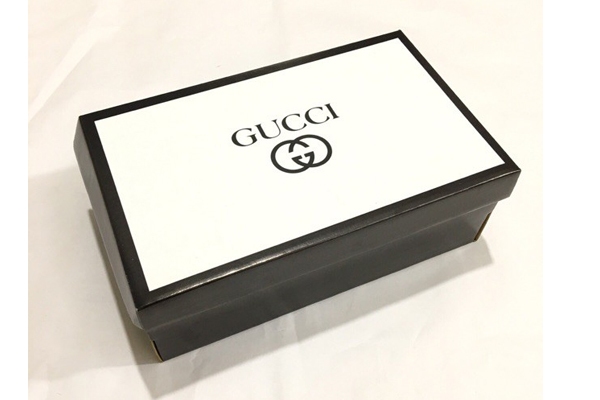 in hộp giấy Gucci