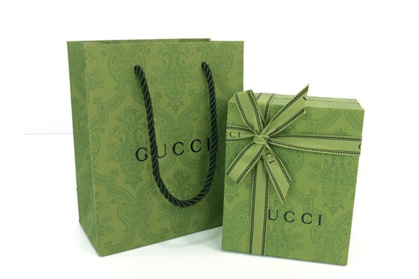 in hộp giấy Gucci
