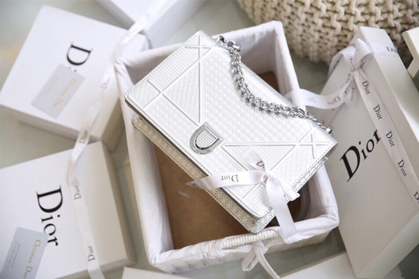 Mẫu hộp giấy đựng túi Dior