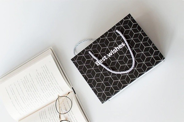 Mẫu túi giấy đựng quà đen trắng